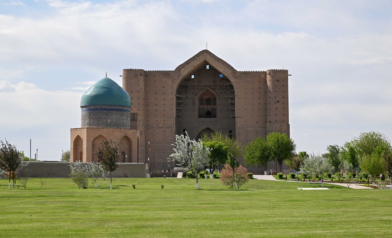 Q.Toqaev pen  G.Berdimuhamedov  Iаsaýı kesenesine zııarat etti