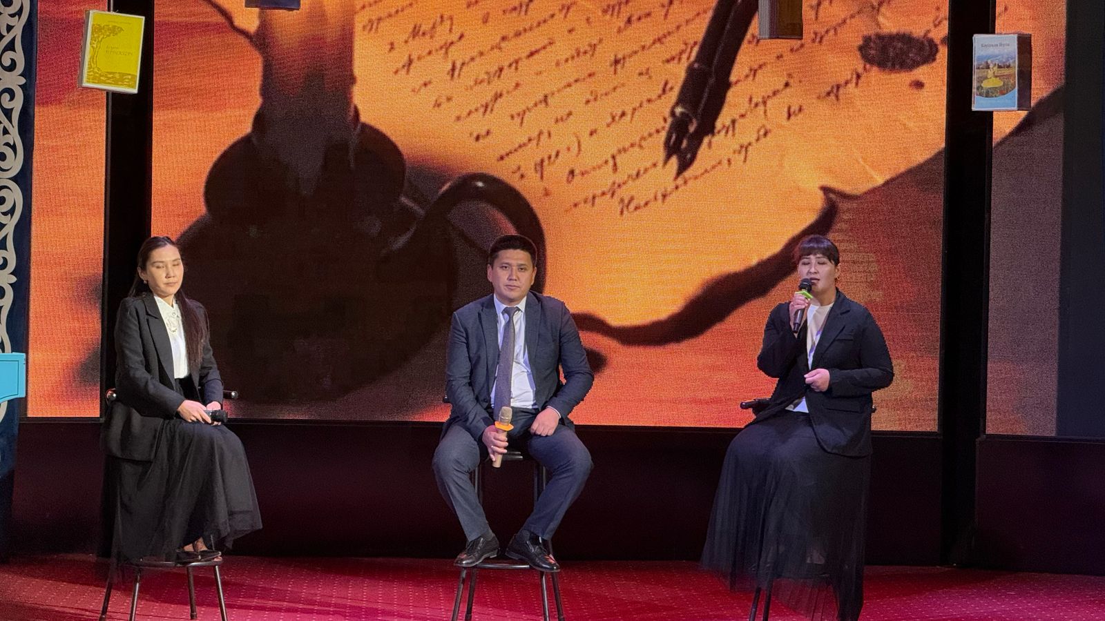 Áıgili «Biz ekeýmiz» ániniń avtoryn eske aldy