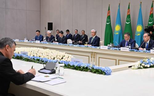 Gaz salasyndaǵy seriktestik nyǵaıady