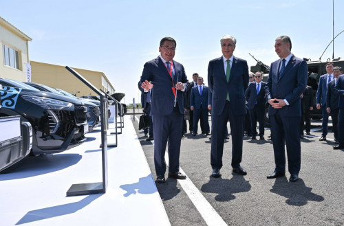 Qasym-Jomart Toqaev pen Gýrbangýly Berdimuhamedov ónerkásip kórmesin aralady