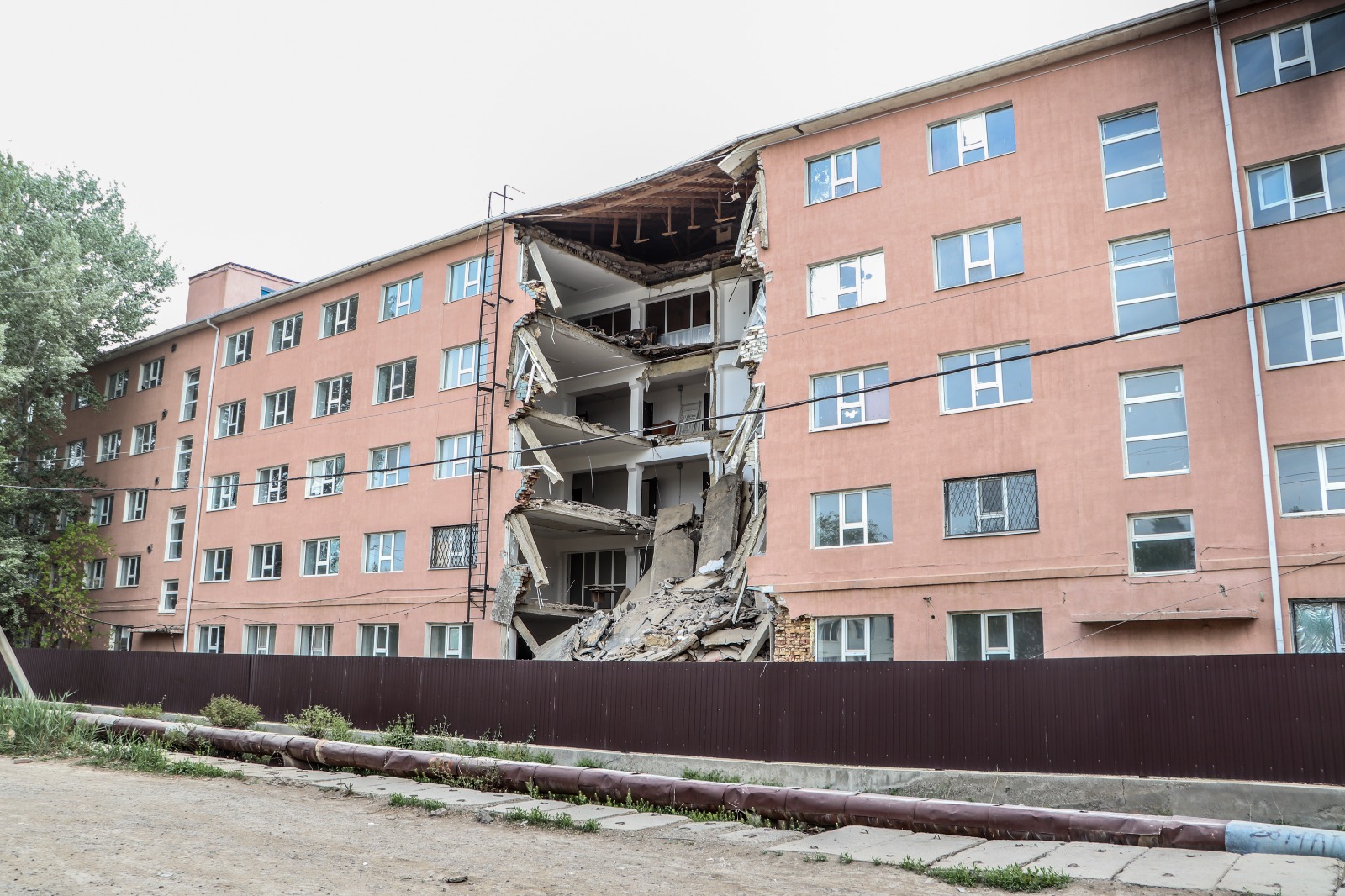 Atyraýda stýdentter jataqhanasy qulady