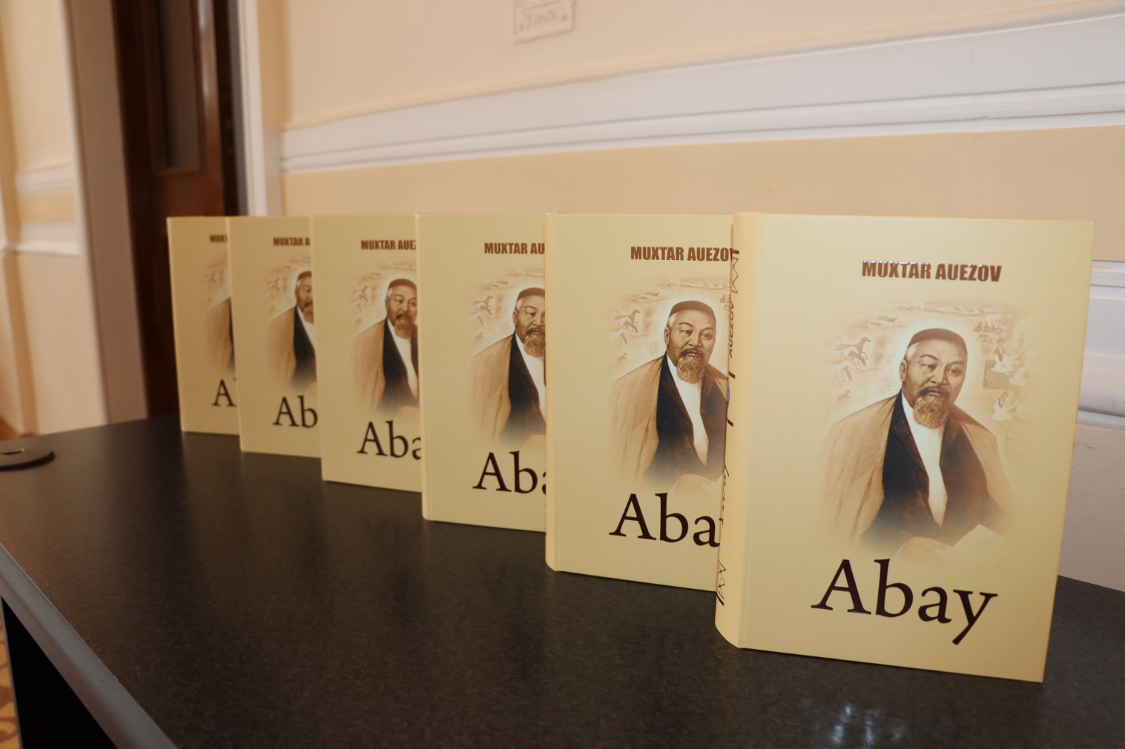 Bakýde Muhtar Áýezovtiń «Abaı» romanynyń latyn qarpindegi jańa basylymy tanystyryldy