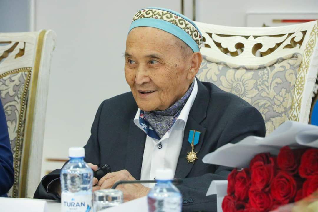 Ádebıettiń Ákimi