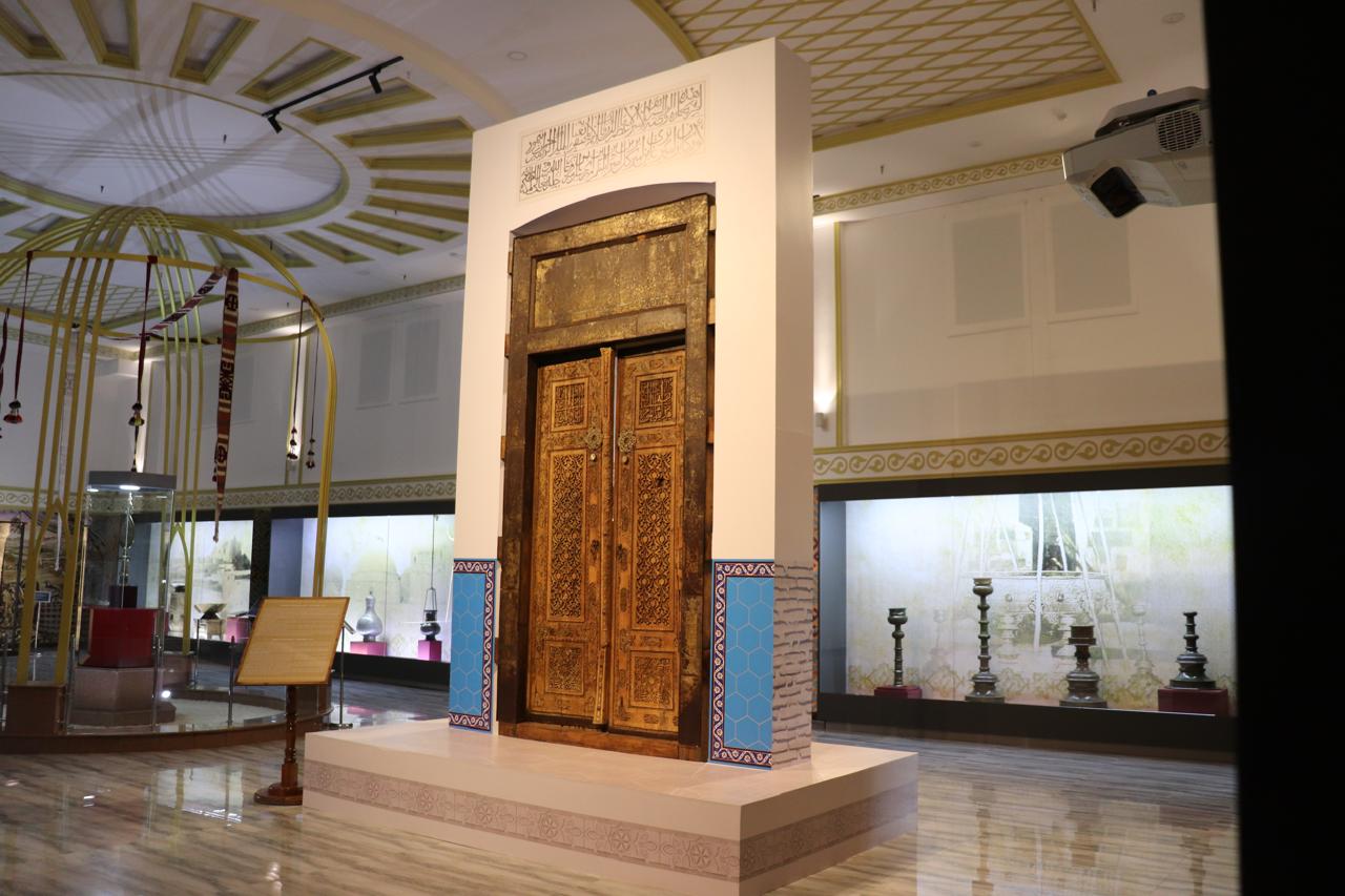 Qabirhana bólmesiniń esigi qalpyna keltirildi