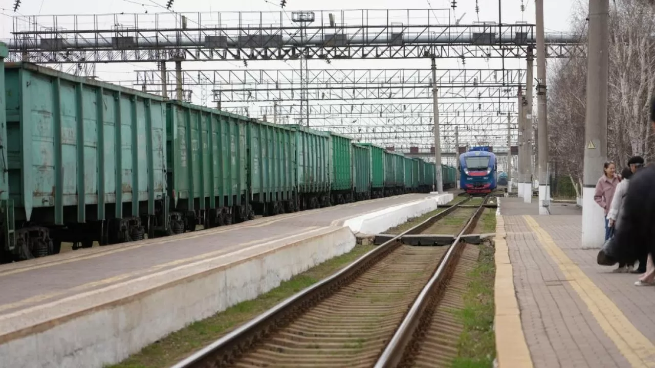 Elimizdegi 125 temirjol vokzaly qaıta jańartylady