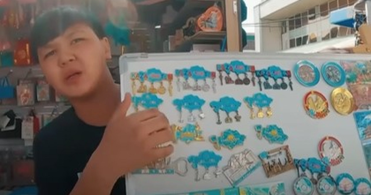 Aǵylshyn tilinde sóılegen qazaq bala sheteldik týrısti tánti etti