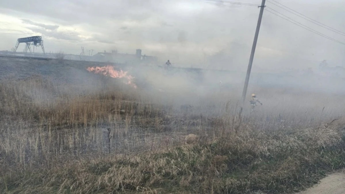 Aqmolada 40 gektar jerdegi qurǵap shóp órtendi