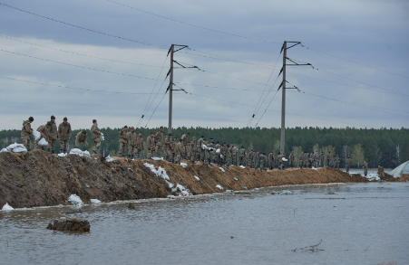 Ulttyq ulan sarbazdary Bolshaıa Malyshka aýylyna kómekke keldi