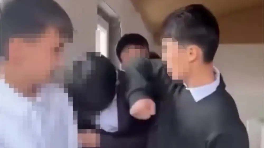 Mektep oqýshysy qatarlastaryna álimjettik kórsetken