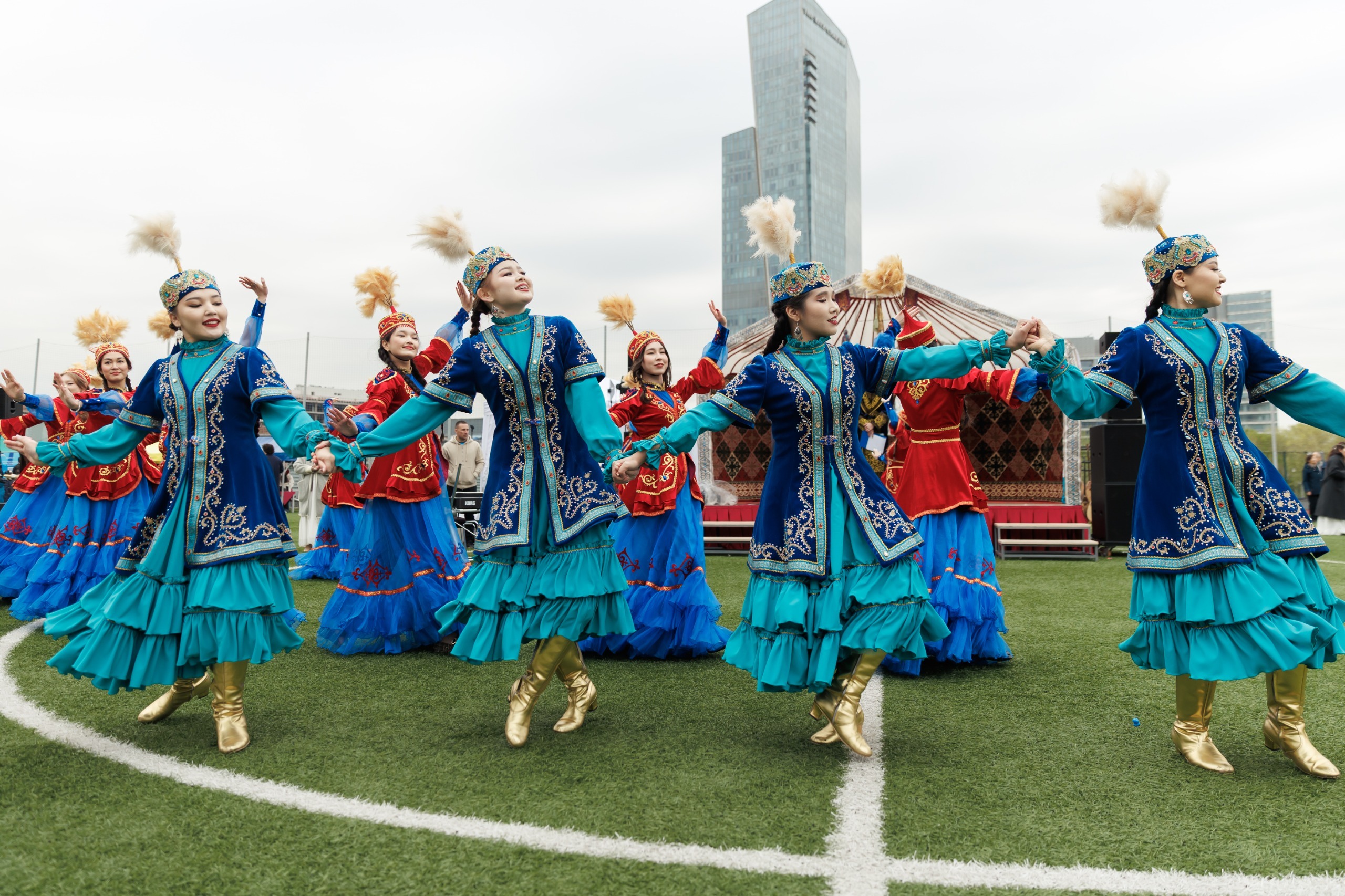 Almatylyq stýdentter halyqaralyq mektepterde qazaq mádenıetin dáriptep júr