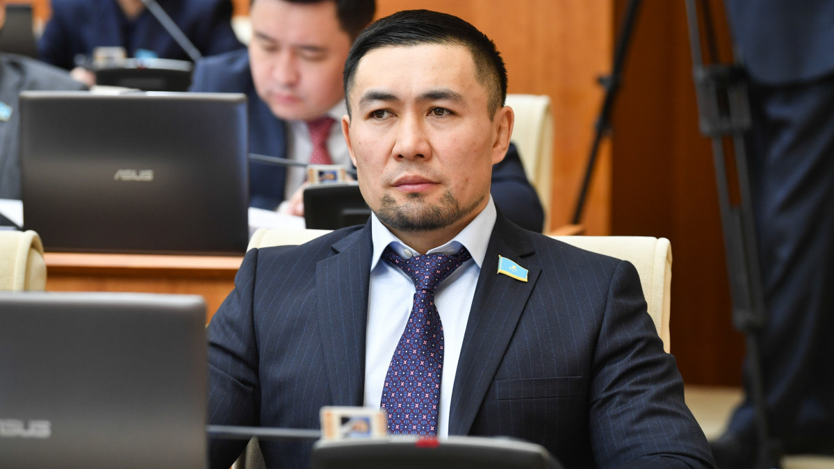 Ardaq Nazarov ajyrasatyn otbasylarǵa salyq salýdy usyndy