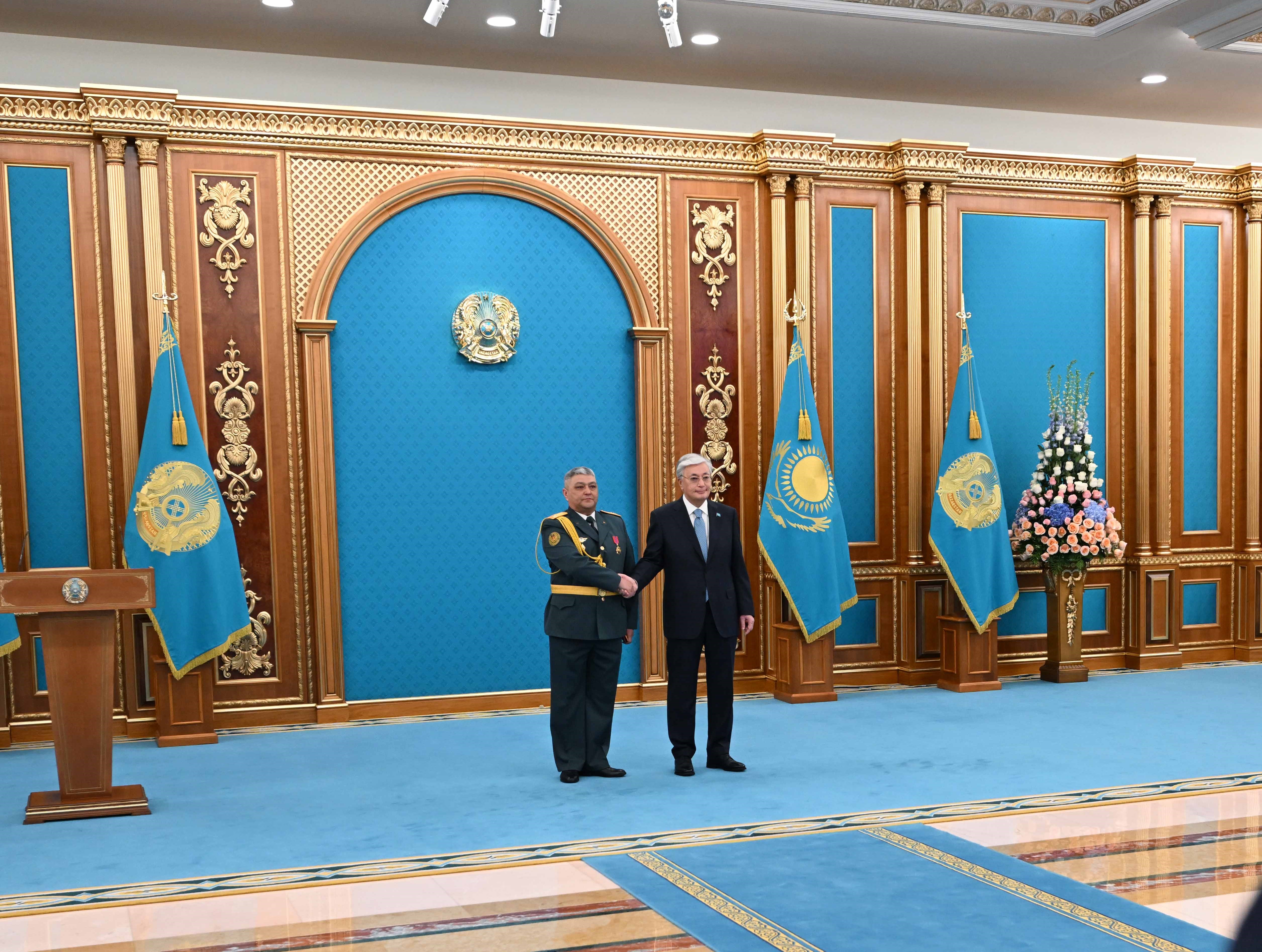 Qasym-Jomart Toqaev áskerı qyzmetshilerge memlekettik nagradalar tabystady