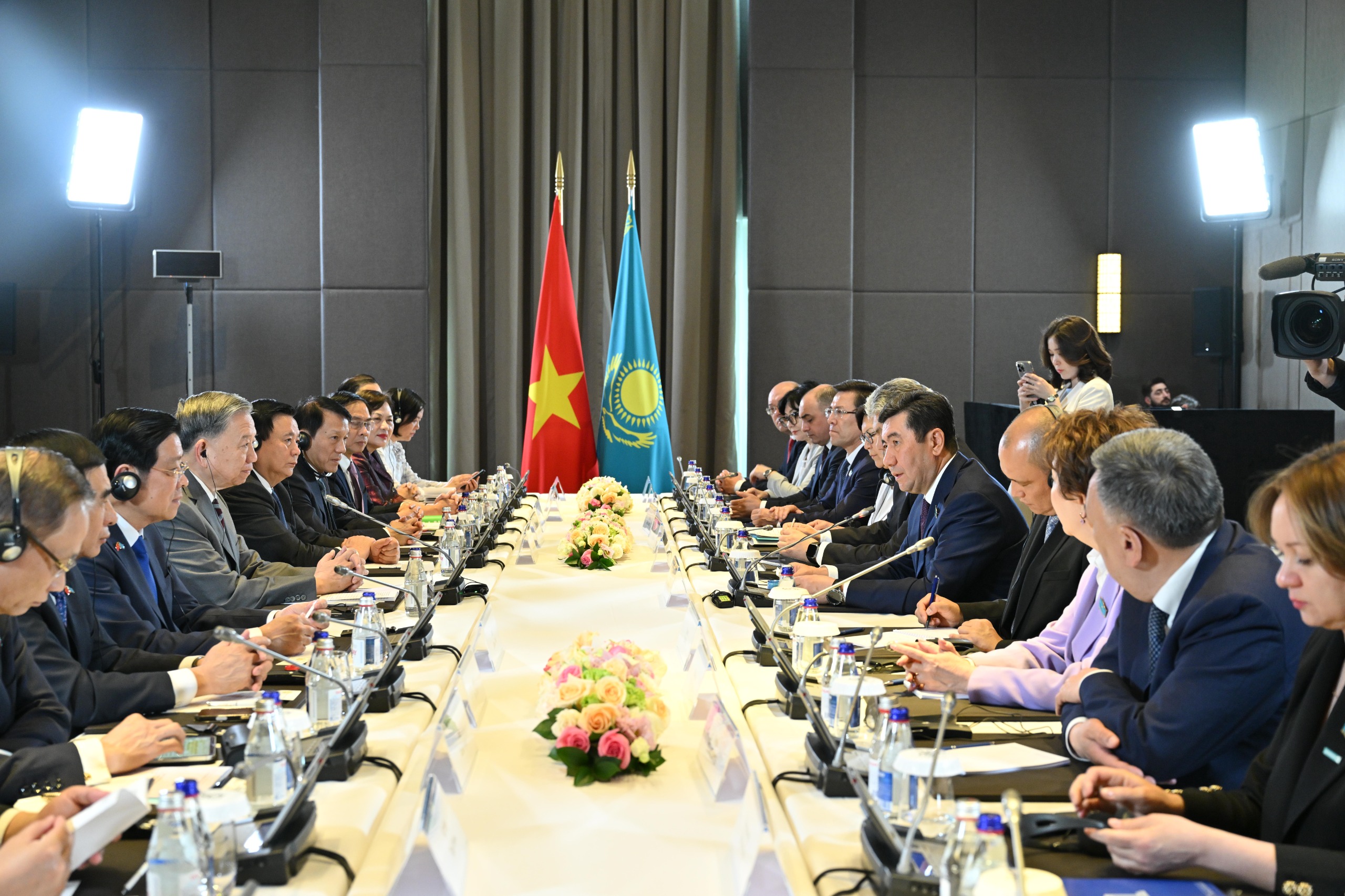 Májilis tóraǵasy Vetnam Kommýnıstik partııasy Ortalyq komıtetiniń Bas hatshysymen kezdesti