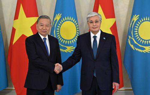 Qasym-Jomart Toqaev pen To Lam shaǵyn quramda kelissóz júrgizdi