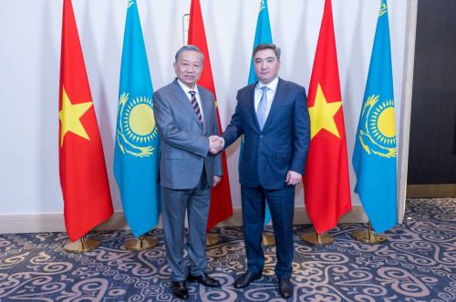 Oljas Bektenov To Lammen kezdesti