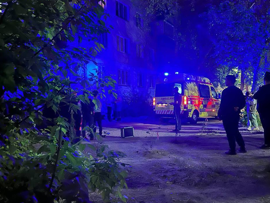 Pavlodarda búldirshin úshinshi qabattan qulap mert boldy