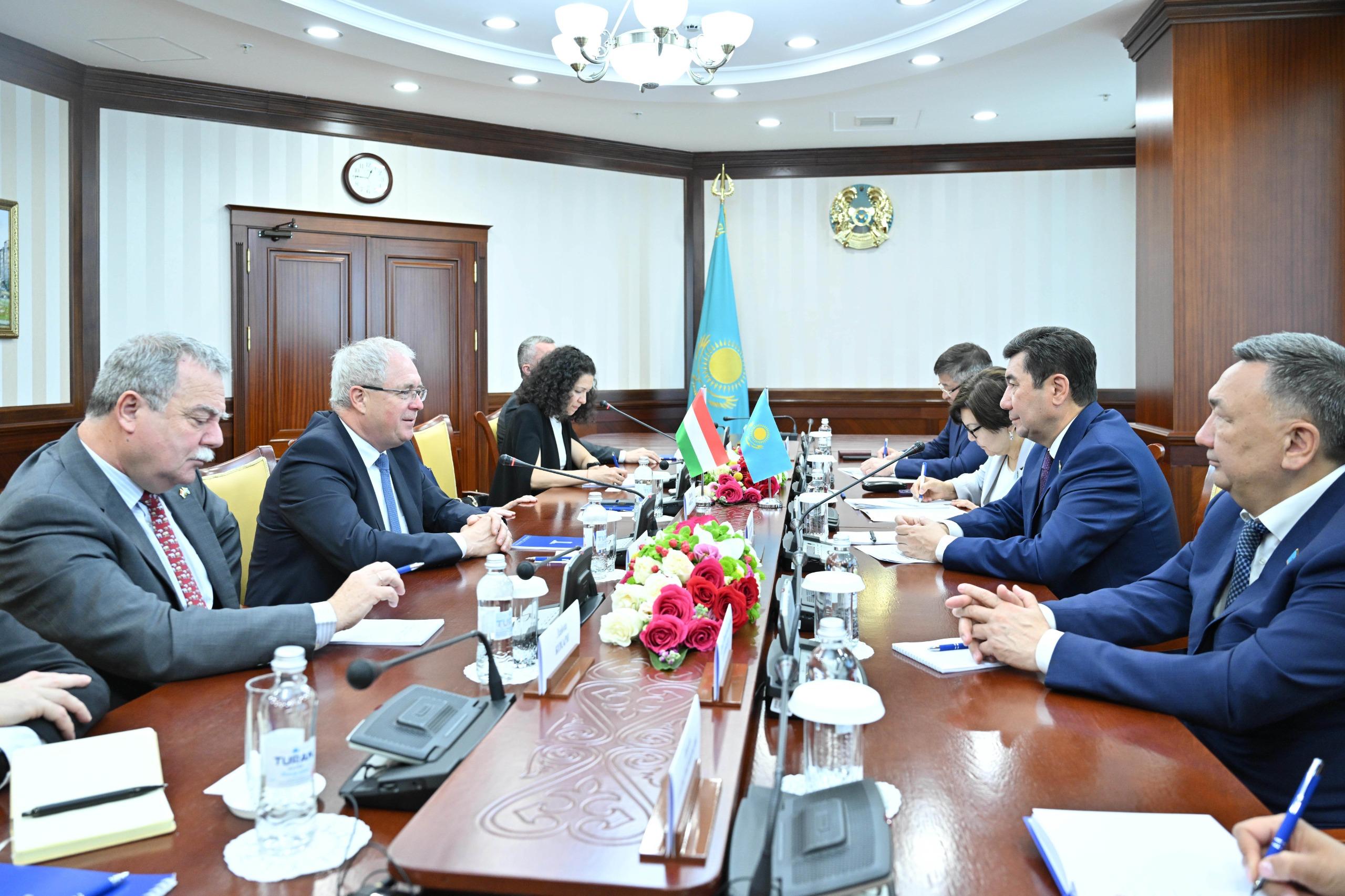 Májilis tóraǵasy Majar delegasııasyn qarsy aldy