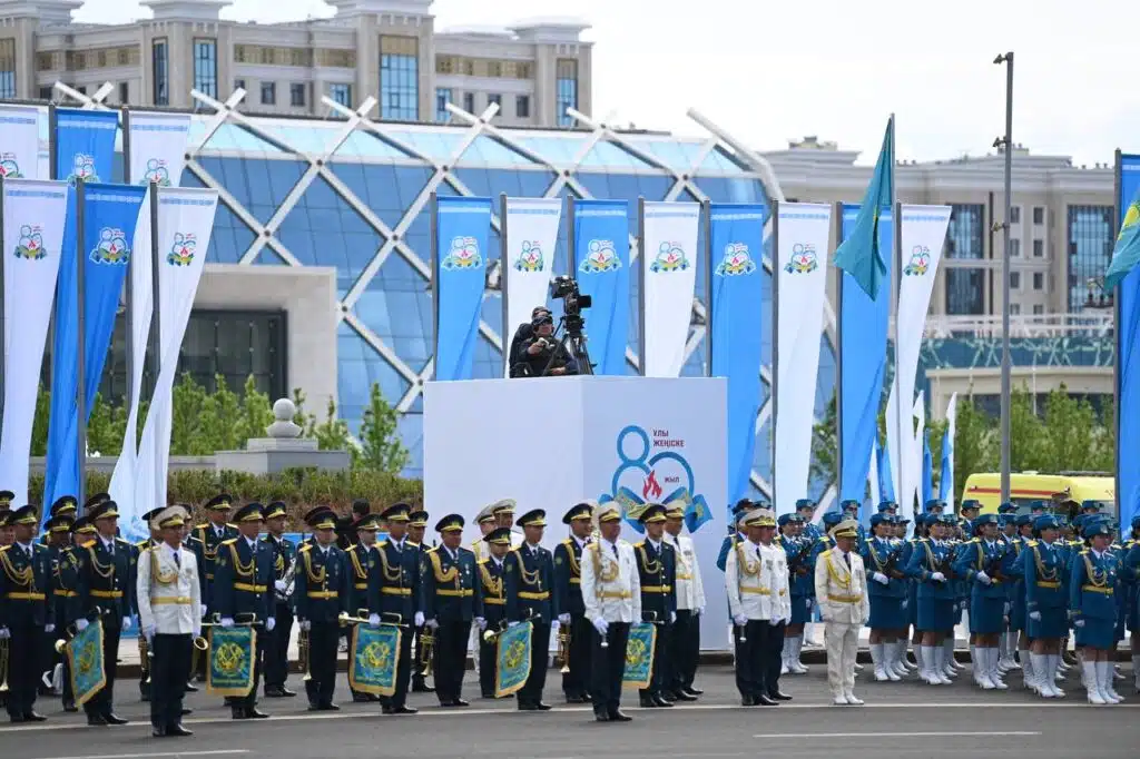 Shymkenttikter Astanadaǵy áskerı sherýdi tamashalady