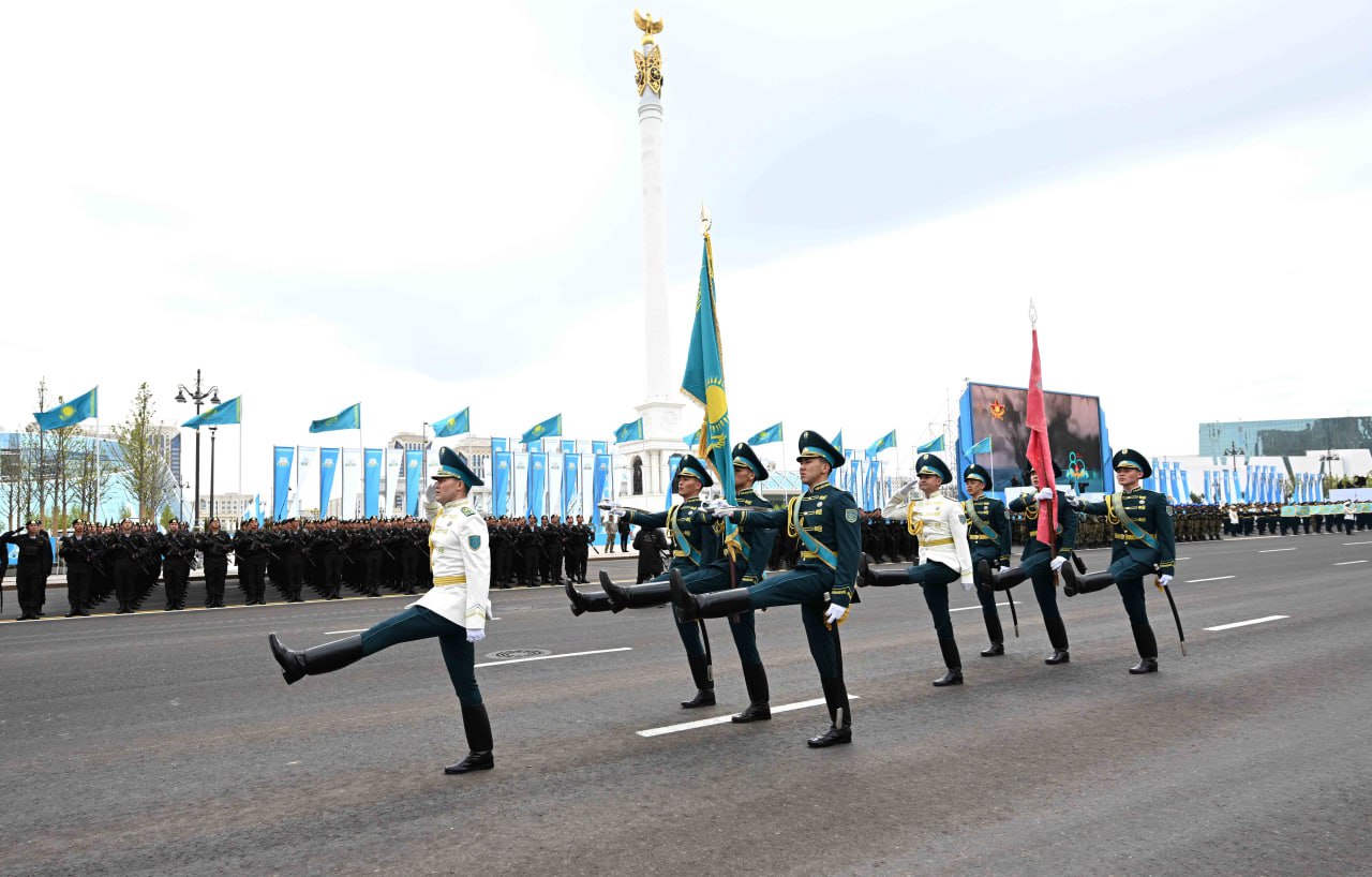 Astana alańyna Memlekettik Tý men Jeńistiń Qyzyl Týy ákelindi