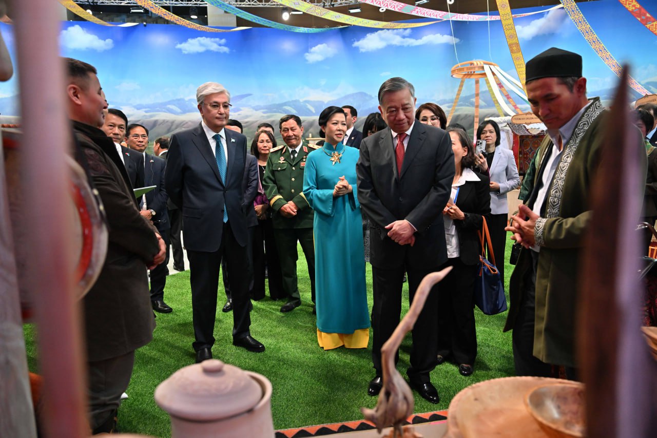 Qasym-Jomart Toqaev pen To Lam «Etnoaýyl» kórmesin aralady