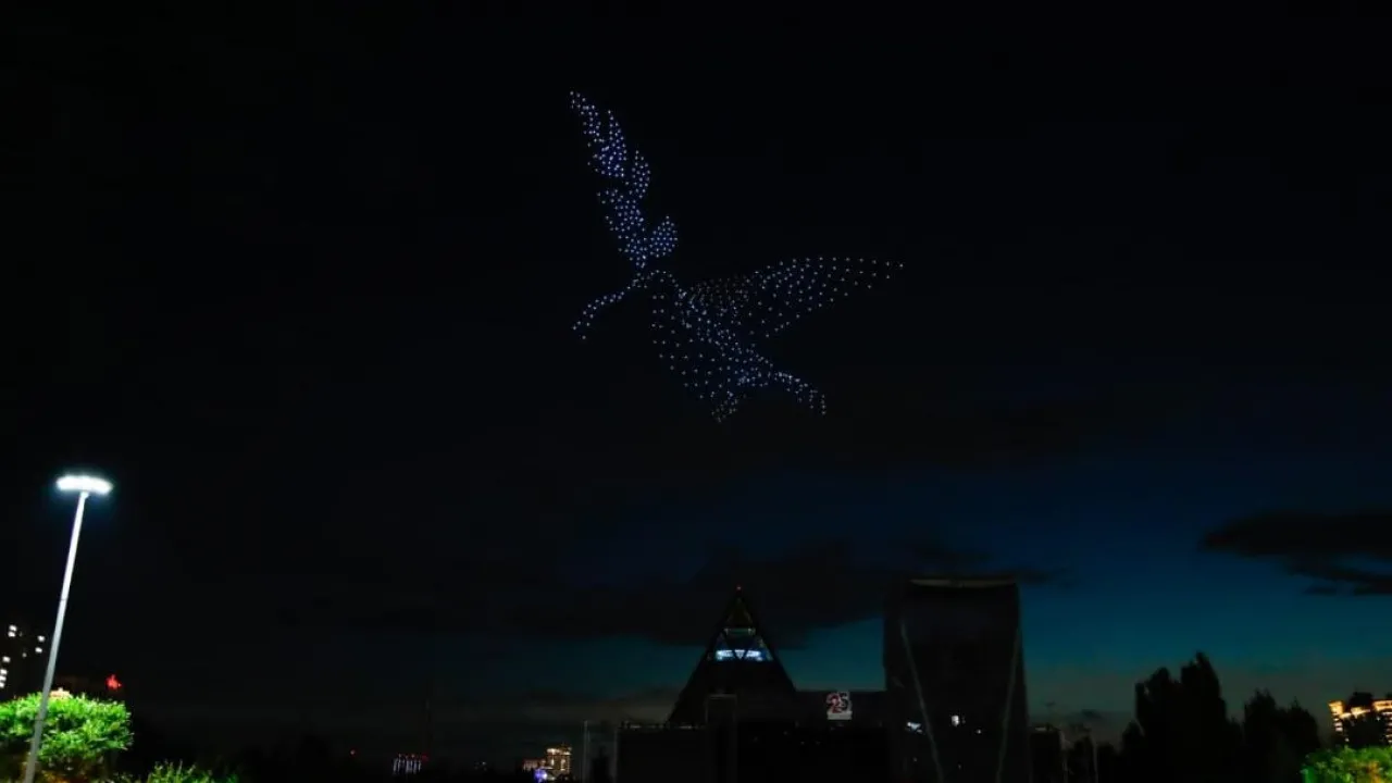 Almatyda Jeńis kúnine oraı drondar shoýy ótedi