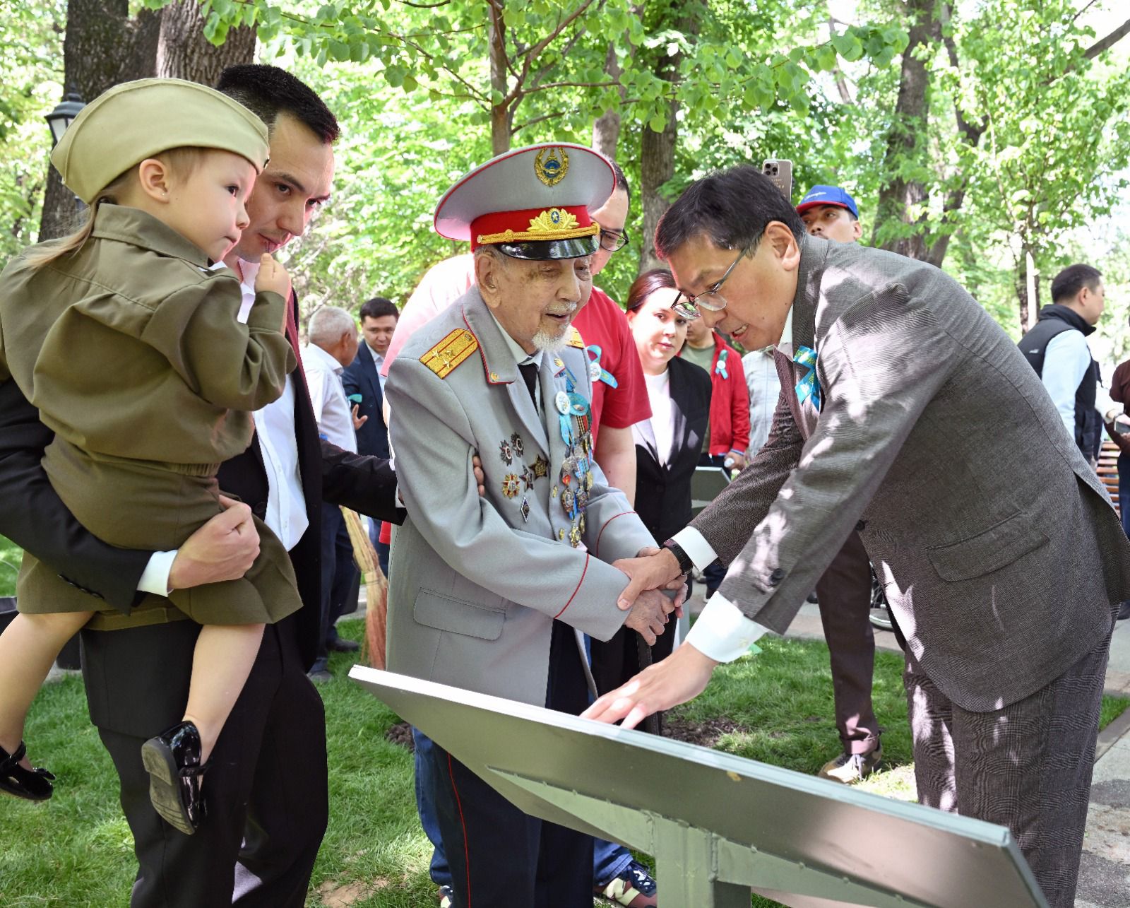 Almatynyń segiz aýdanynda  soǵys ardagerleriniń alleıasy ashyldy