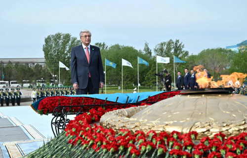 Prezıdent «Otan Ana» monýmentine gúl shoǵyn qoıdy