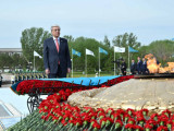 Prezıdent «Otan Ana» monýmentine gúl shoǵyn qoıdy