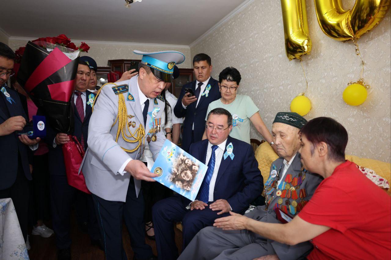 Almaty oblysynda soǵys ardagerlerine páter kilti berildi