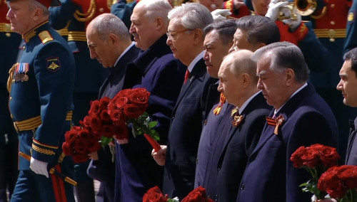 Memleket basshysy Belgisiz jaýyngerdiń beıitine gúl shoǵyn qoıý rásimine qatysty