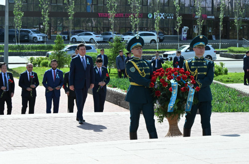 Májilis tóraǵasy Baýyrjan Momyshulynyń eskertkishine gúl shoqtaryn qoıdy