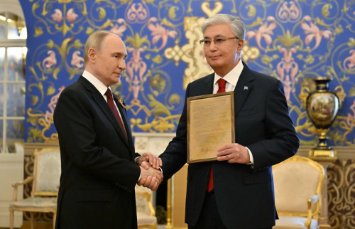 Vladımır Pýtın Kemel Toqaevty marapattaý paraǵyn elimizdiń Prezıdentine tabystady