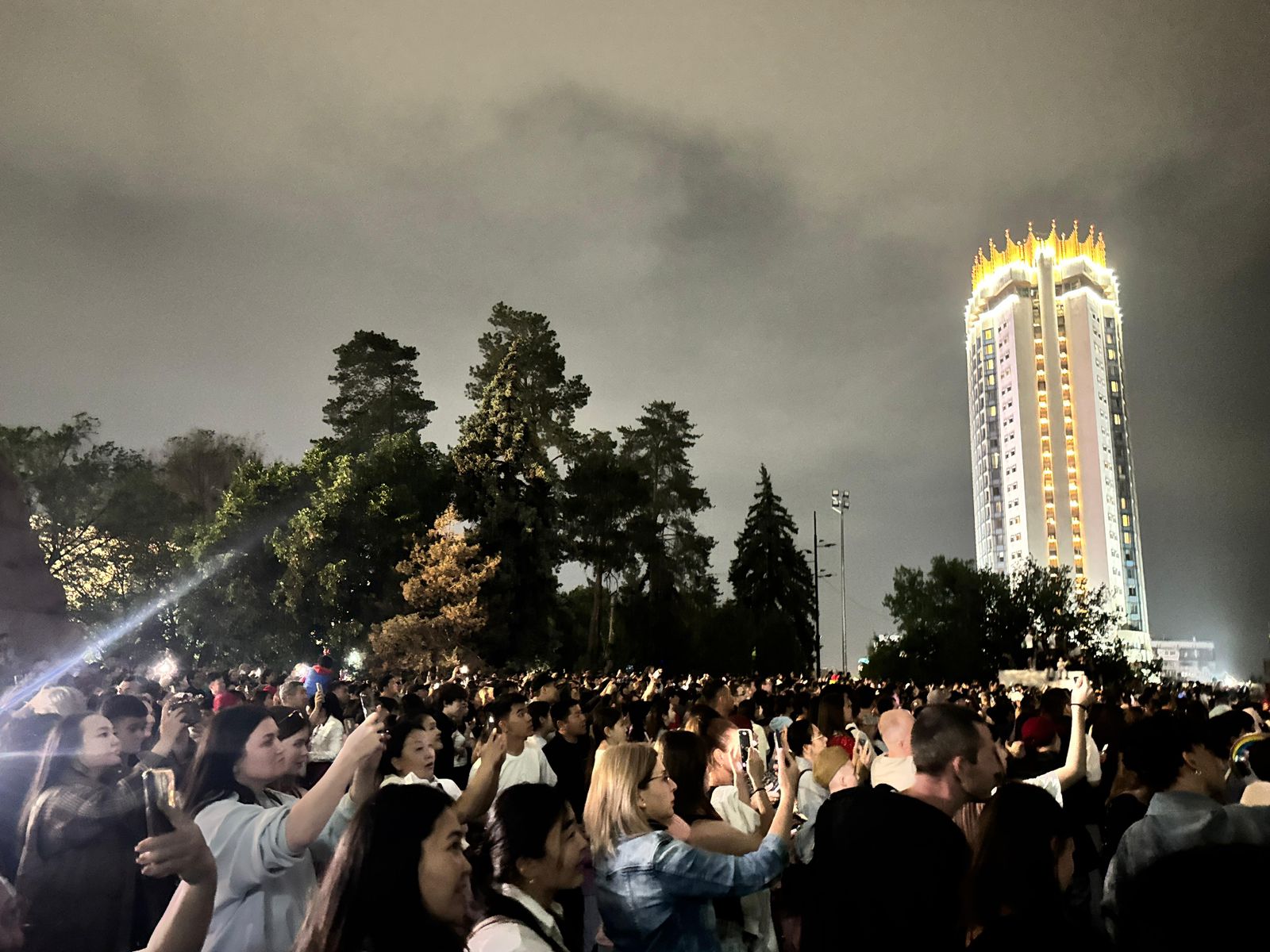 Almatylyqtar aspannan Uly Otan soǵysynyń qaharmandaryn kórdi