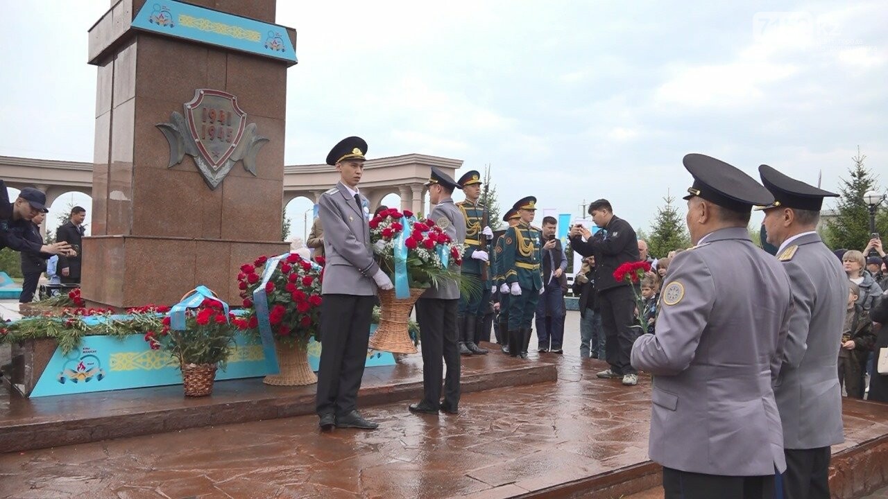 Dańq alleıasy gúl destelerimen kómkerildi