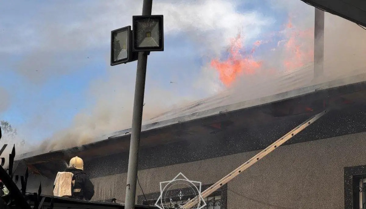 Almatyda jekemenshik turǵyn úıden shyqqan iri órt sóndirildi