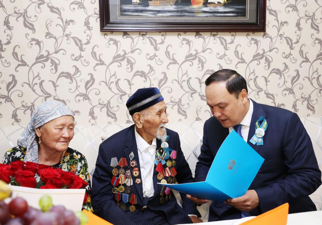 Qarashókeev ardagerlerge qurmet kórsetti