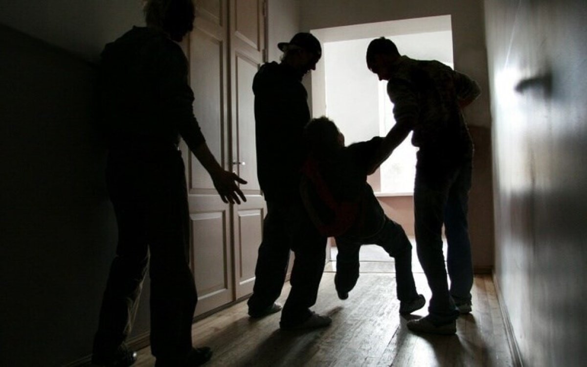 Atyraýda bir top jasóspirim eki balany aıaýsyz soqqyǵa jyqqan