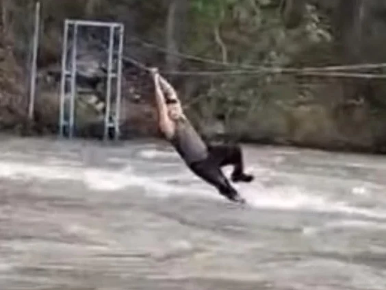 Kóksý ózeninen arqan arqyly ótpek bolǵan er adam sýǵa aǵyp ketti