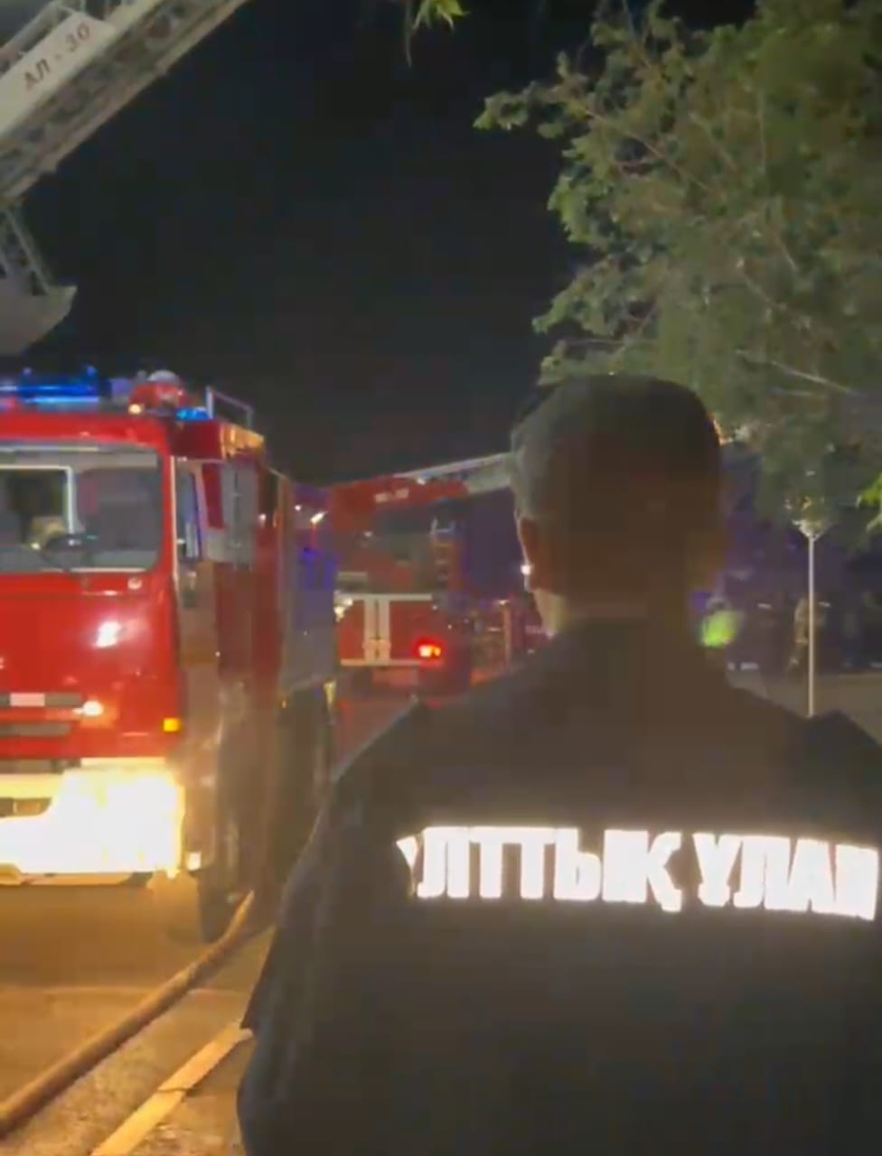 Ulandyqtar turǵyndardy órtten qutqarýǵa kómektesti