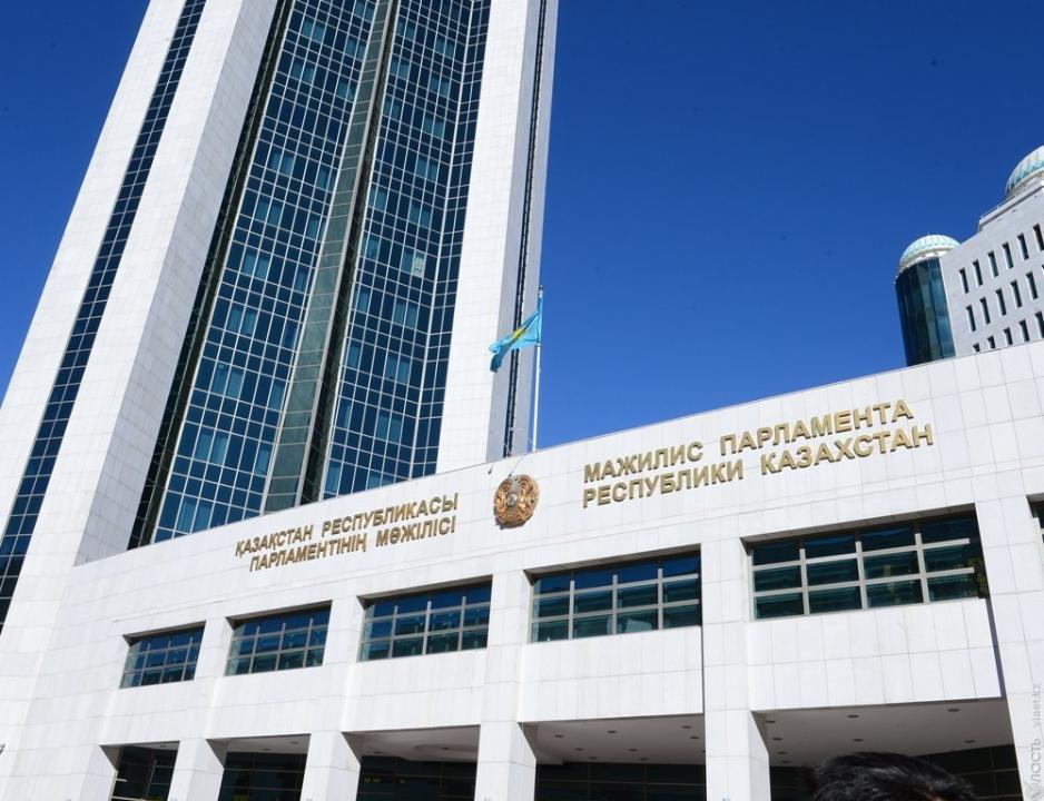 Májiliste azamattyq qorǵaý máseleleri boıynsha zań qabyldandy