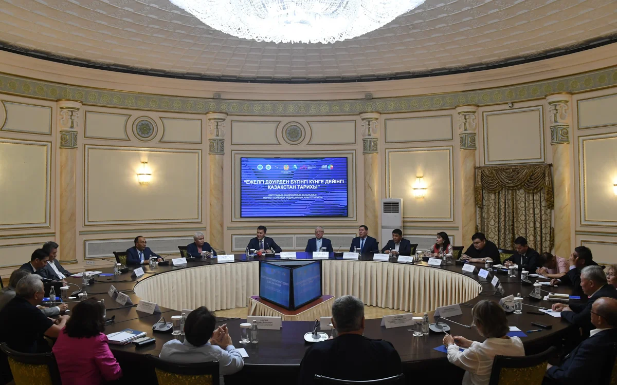 Qazaqstan tarıhynyń kóptomdyǵyn daıyndaý jónindegi redaksııa alqasynyń jıyny ótti