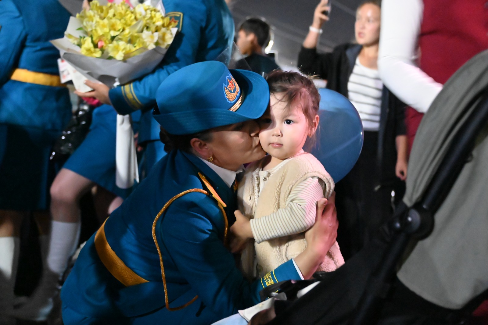 Shymkentten áskerı paradqa on eki arý qatysty