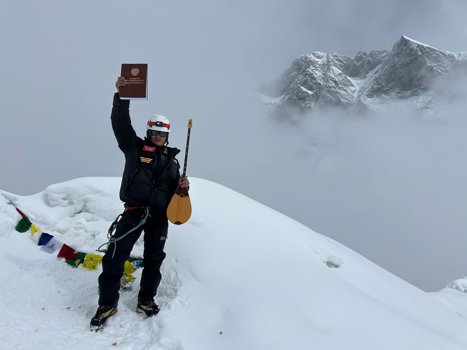 Alpınıst el Konstıtýsııasyn Gımalaıdaǵy Aılend Pık shyńyna kóterdi