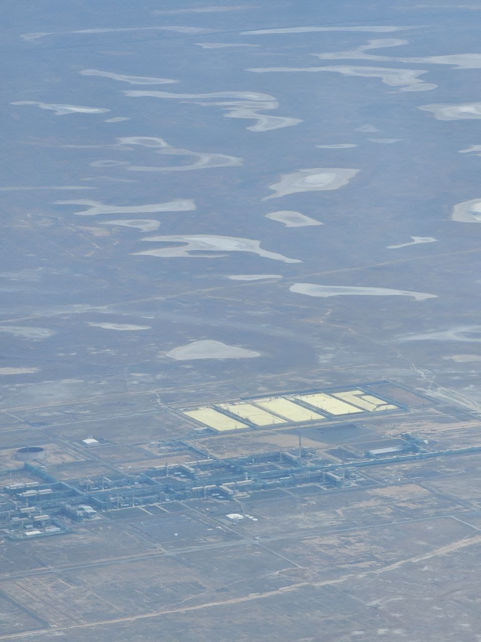 Atyraýdan 35 shaqyrym qashyqta qansha kúkirt jınalǵan?