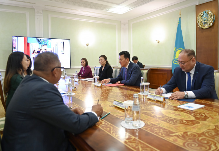 IýNISEF-tiń óńirlik dırektorymen kezdesti