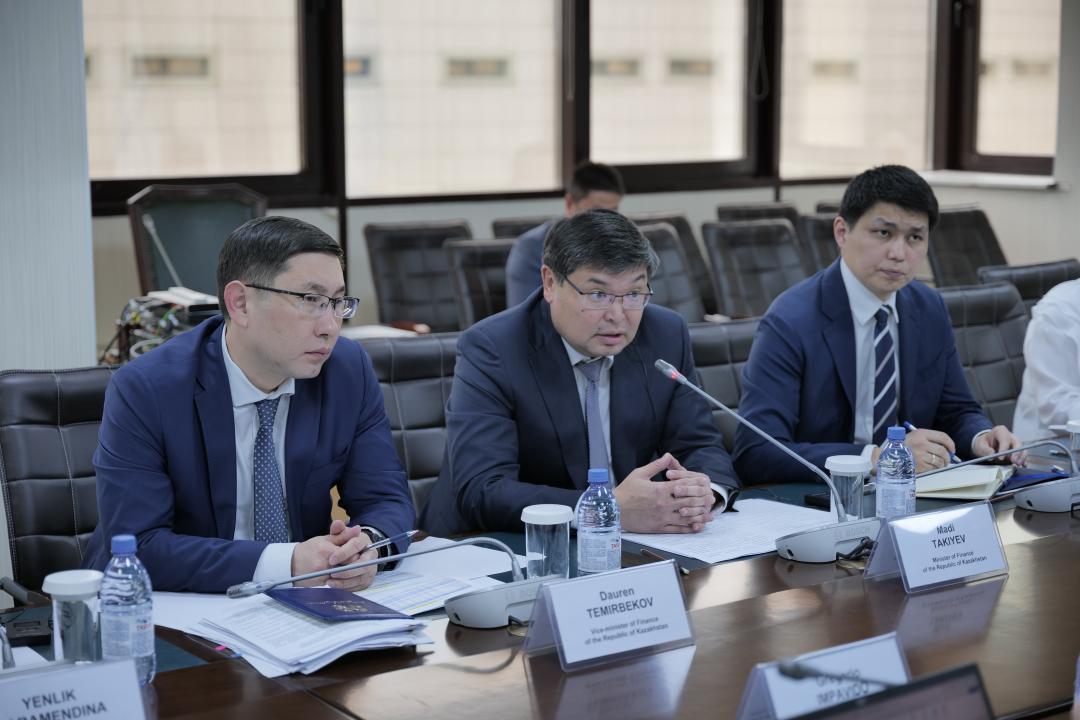 Qarjy mınıstri Mádı Takıev Qazaqstandaǵy HVQ basshysymen kezdesti