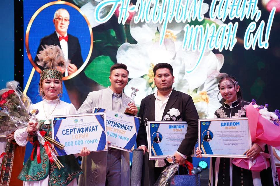 Asqaq daýys pen ánnen jarys