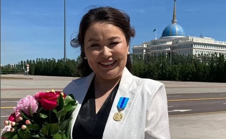 Ánshi laıyqty qurmetke bólendi