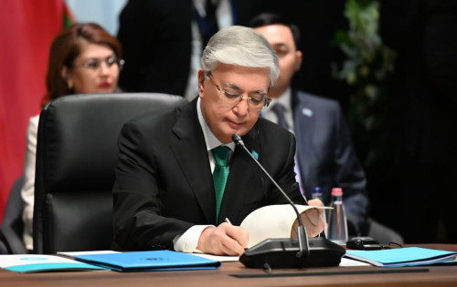 Býdapeshttegi beıresmı sammıtte tórt qujat qabyldandy