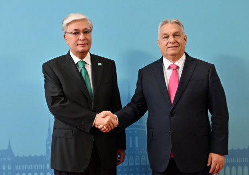 Prezıdent Býdapeshttegi Varkert Bazar pavılonyna bardy